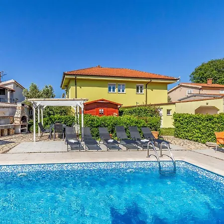 Lovely Apartment In Medulin With Wifi *